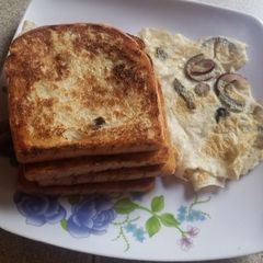 A picture of French toast and fried egg.