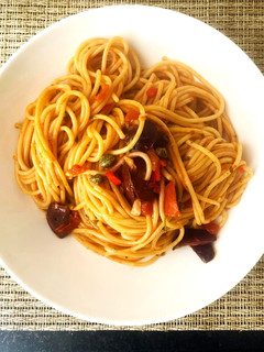 Una foto de Spaghetti a la puttanesca al estilo perucho 🇵🇪