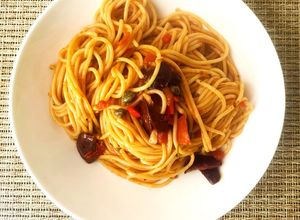 Una foto de Spaghetti a la puttanesca al estilo perucho 🇵🇪