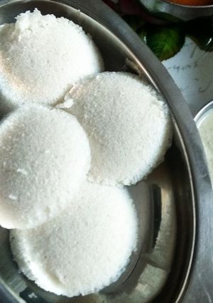 सूजी इडली (suji idli recipe in Hindi) रेसिपी मुख्य फोटो