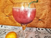 Una foto de limonada con hielos de sabores