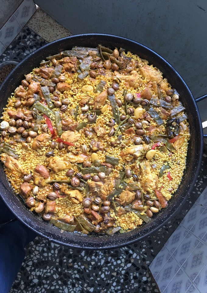 Una foto de Paella con caracoles