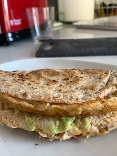 Una foto de Taco saludable de atún en lata, cherrys y aguacate