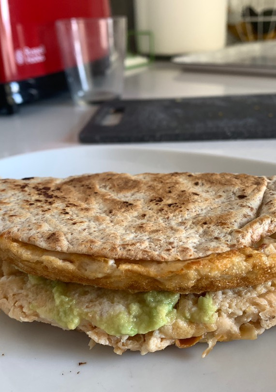 Una foto de Taco saludable de atún en lata, cherrys y aguacate