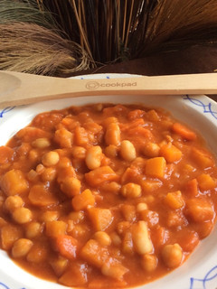 Una foto de Potaje de garbanzos y alubias con calabaza 🎃🥄