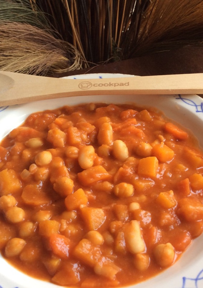Una foto de Potaje de garbanzos y alubias con calabaza 🎃🥄