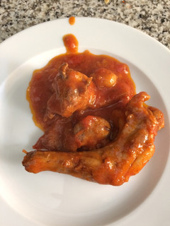 Una foto de Conejo con tomate y berenjena