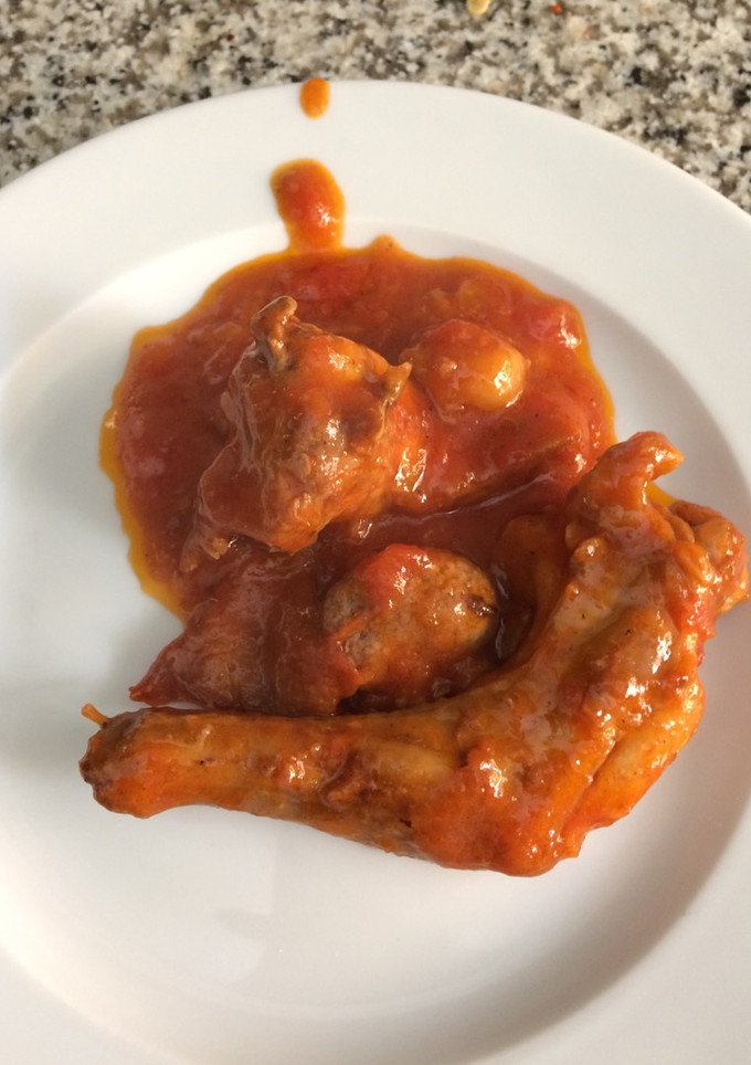 Una foto de Conejo con tomate y berenjena