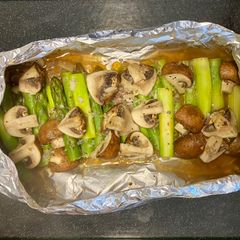 A picture of Oven-baked Mushroom and Asparagus 蒜蓉焗露荀蘑菇.