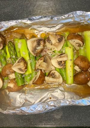 A picture of Oven-baked Mushroom and Asparagus 蒜蓉焗露荀蘑菇.