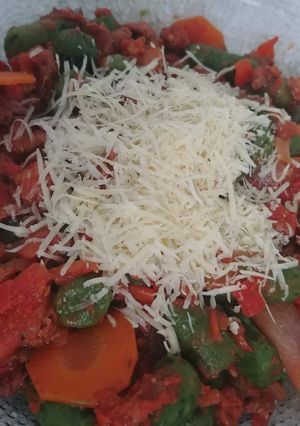 Una foto de Ravioles con bolognesa vegetariana 🍝