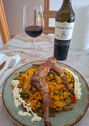 Una foto de Paella de conejo 🐰 con rovellons