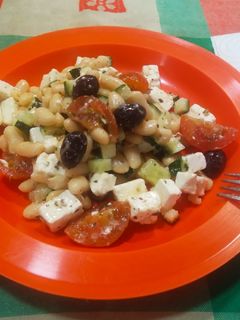 Una foto de Ensalada fría de judías blancas a la griega
