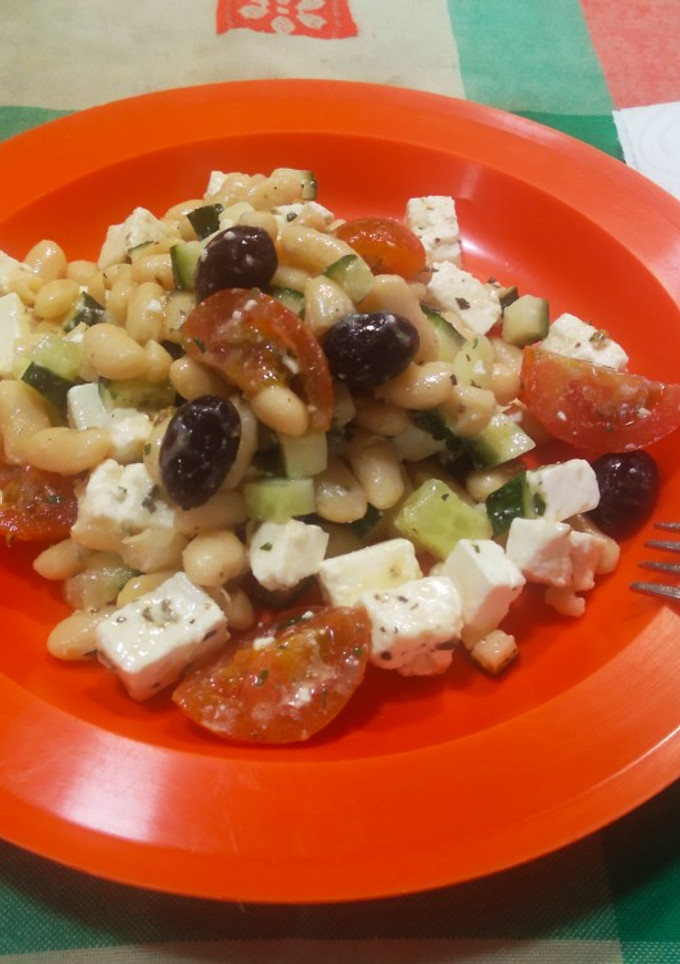 Una foto de Ensalada fría de judías blancas a la griega
