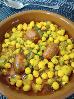 Una foto de Potaje de garbanzos con choricitos picantones y endivia
