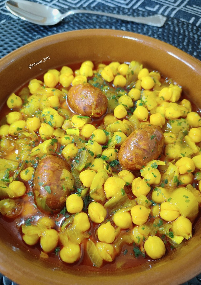 Una foto de Potaje de garbanzos con choricitos picantones y endivia