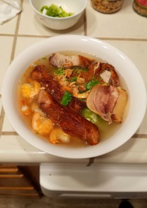Hình của món Nước lèo hoành thánh hủ tiếu nui.