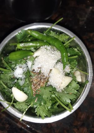 हरे धनिये की चटनी (Hare dhaniye ki chutney recipe in hindi) रेसिपी मुख्य फोटो