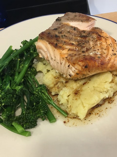 Una foto de Cena rápida - Salmón al horno sobre puré de boniato con bimi