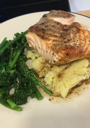 Foto principal de Cena rápida - Salmón al horno sobre puré de boniato con bimi