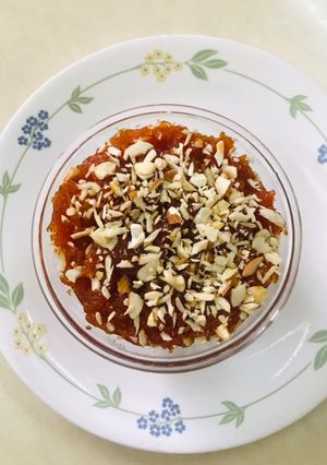ગાજરનો હલવો કૂકરમાં (Gajar Halwa In Cooker Recipe In Gujarati) રેસીપી મુખ્ય ફોટો