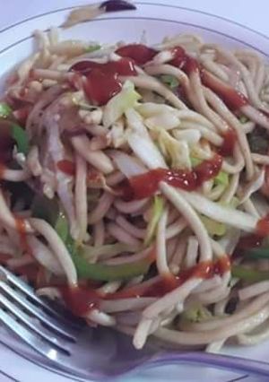 A picture of Chinese noodles spaghetti.