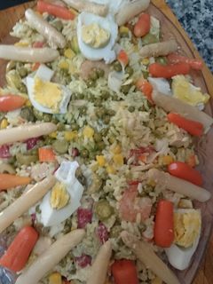 Una foto de Ensalada de arroz y atún