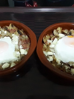 Una foto de Huevos al horno con champiñones, jamón y rulo de cabra