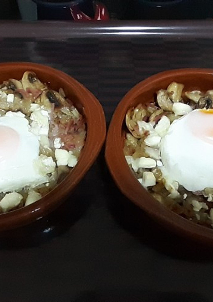 Una foto de Huevos al horno con champiñones, jamón y rulo de cabra