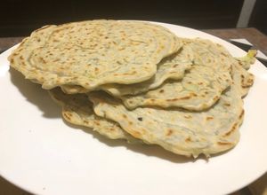 Una foto de Panqueques chinos con cebollín