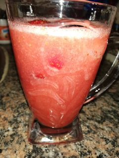 صورة لوصفة عصير فراوله بقطع الفراوله