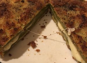 Una foto de Nopales rellenos de jamón y queso