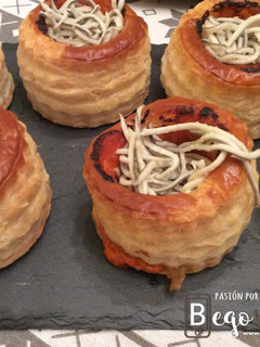 Una foto de Volovanes rellenos de crema de piquillos y gulas (Thermomix y airfryer)
