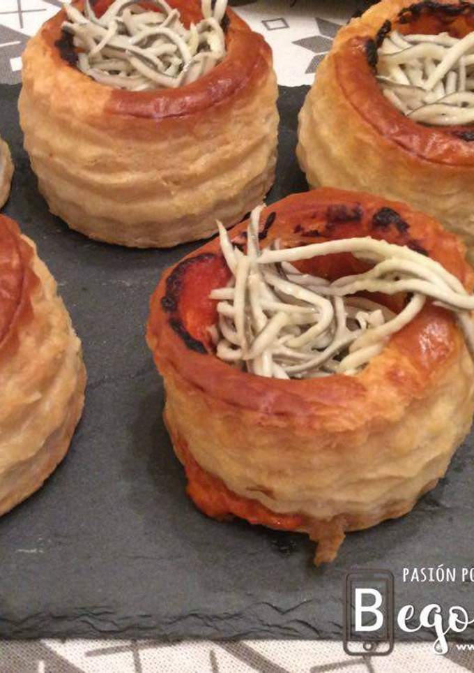 Una foto de Volovanes rellenos de crema de piquillos y gulas (Thermomix y airfryer)