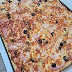 O poză a rețetei Pizza de casă cu blat pufooos.