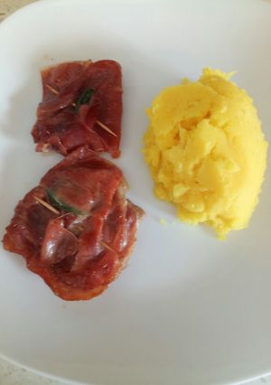 A picture of Saltimbocca with saffron mash.
