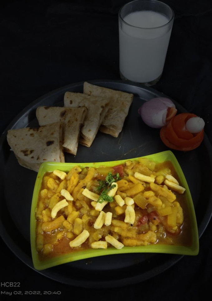 દૂધી ગાંઠીયા નું શાક (Dudhi Ganthiya Shak Recipe In Gujarati) રેસીપી મુખ્ય ફોટો