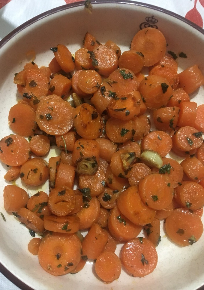 Una foto de Zanahorias con ajo y perejil al curry cocina saludable