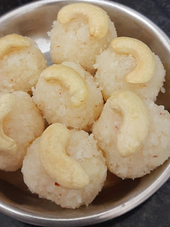 Quick coconut ladoo செய்முறை முக்கிய புகைப்படம்