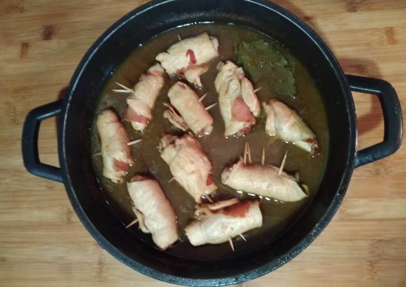 Rollitos de pollo y jamón en salsa