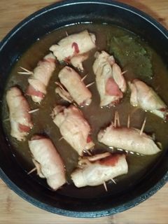 Una foto de Rollitos de pollo y jamón en salsa