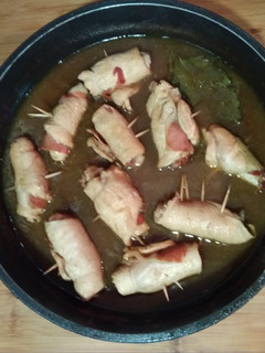 Una foto de Rollitos de pollo y jamón en salsa