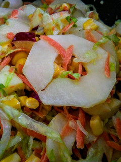 Una foto de ENSALADA Dulce de Frutas🍎🍋y 🥕🥒🌽Vegetales...!