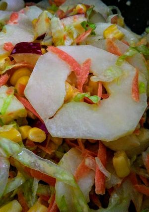 Una foto de ENSALADA Dulce de Frutas🍎🍋y 🥕🥒🌽Vegetales...!