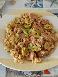 Una foto de Arroz integral con apio, atún y olivas rellenas