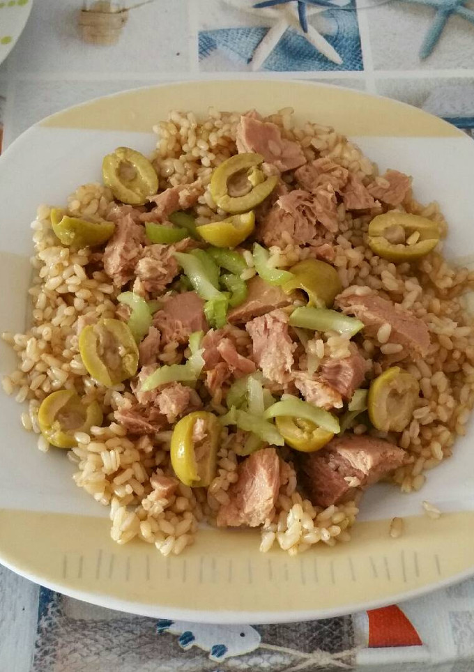 Una foto de Arroz integral con apio, atún y olivas rellenas