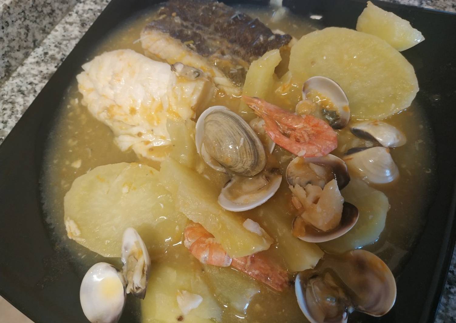 Bacalao en salsa con gambas y almejas Receta de Susana Algarra- Cookpad