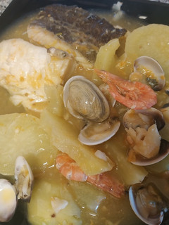 Una foto de Bacalao en salsa con gambas y almejas