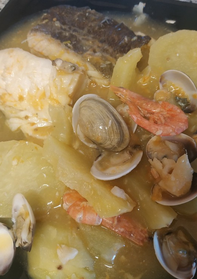 Una foto de Bacalao en salsa con gambas y almejas
