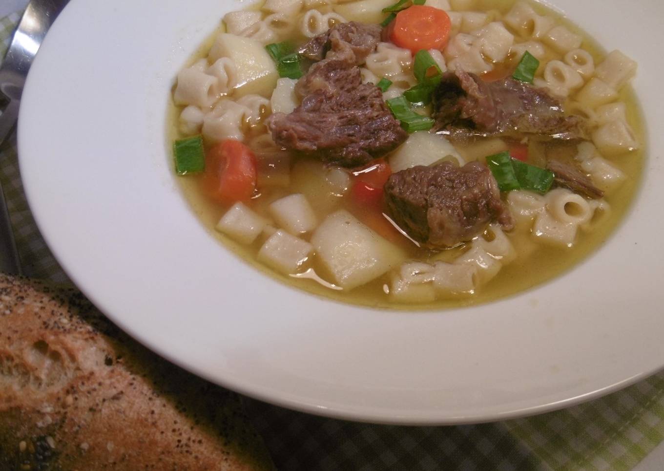 Beef soup (Kreatosoupa me laxanika)